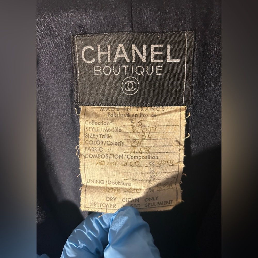 CHANEL 1991 Collection 25 100% Wool Blazer w/ Silk Lining - Authentic - Picture 7 of 11